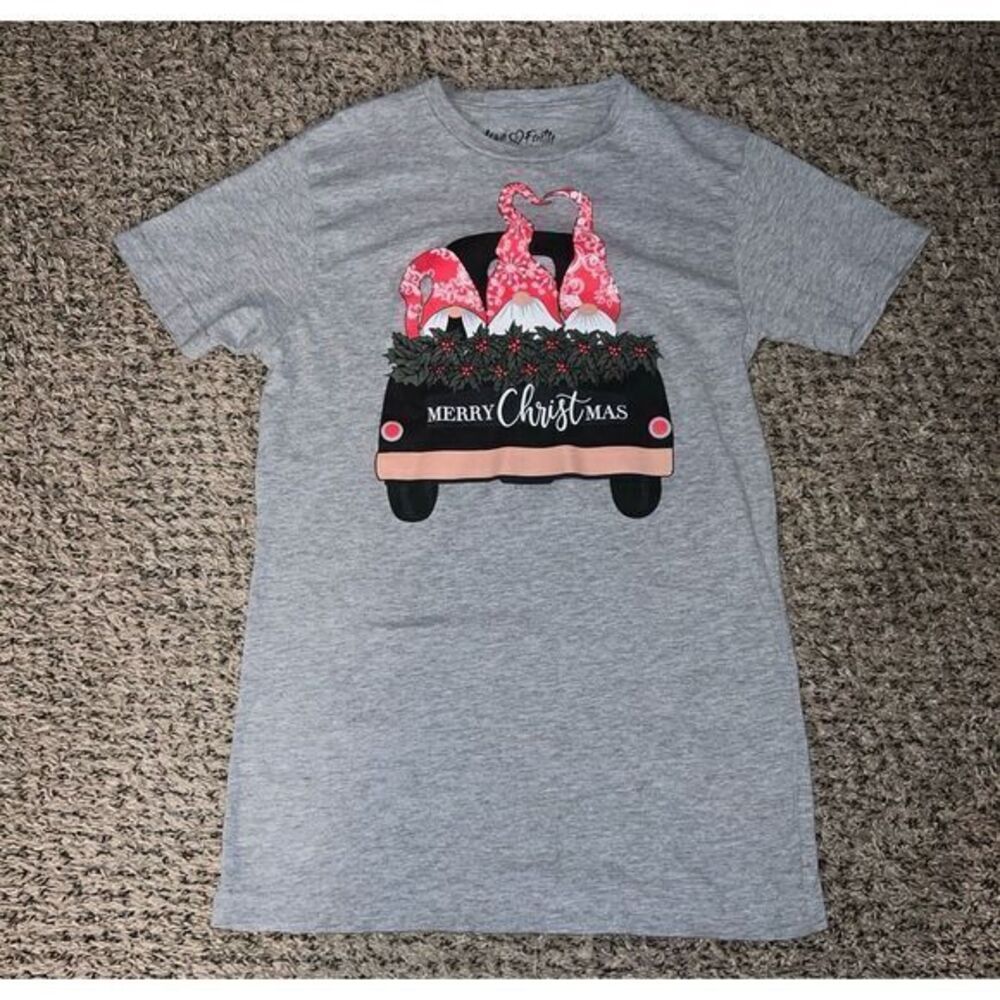Love in Faith women's gray "Merry Christmas" gnome t-shirt size small‎